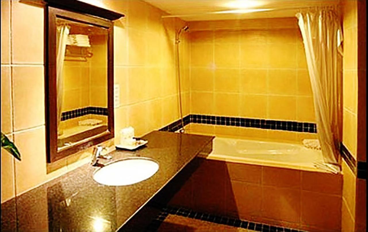 Bodega Phuket Patong (Adults Only) Albergue Exterior foto