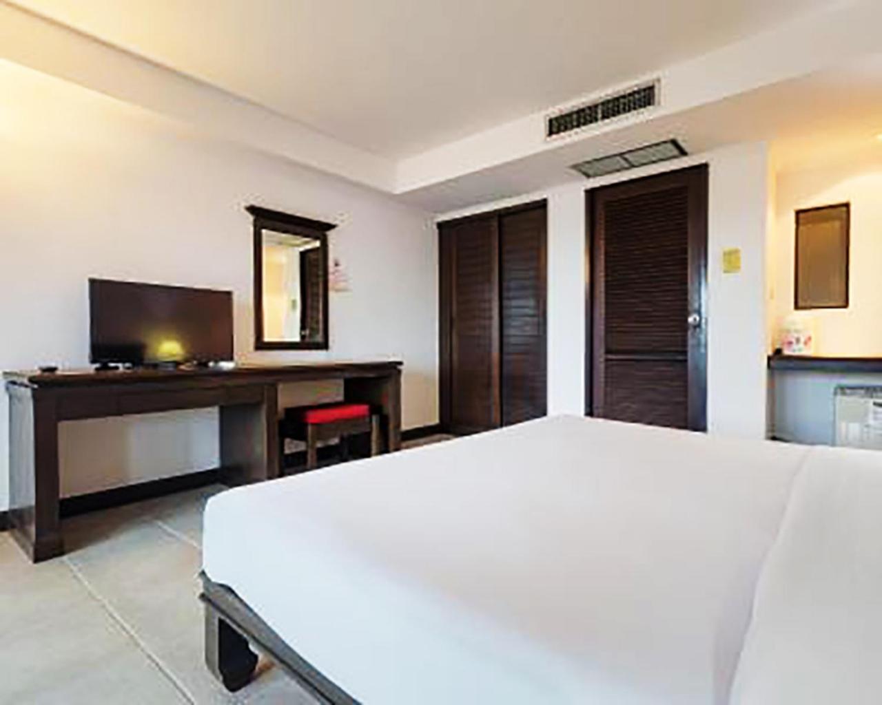 Bodega Phuket Patong (Adults Only) Albergue Exterior foto